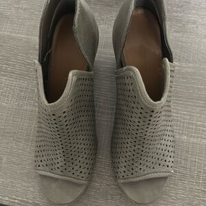 George peep toe booties in grey size 8